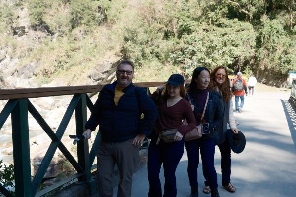 Family hiking Baiyang trail