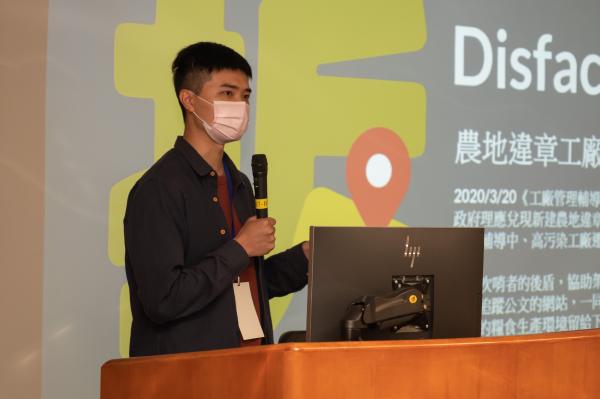 The disfactory project presenter, presenting.